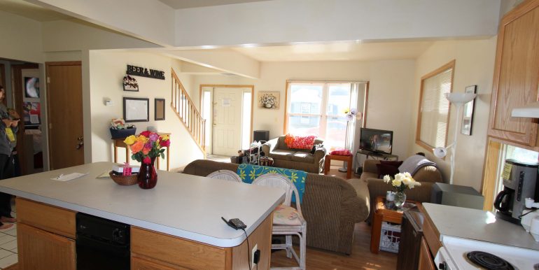 909 kitchen & livingroom