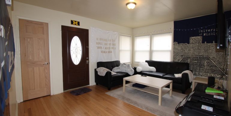 814 Sylvan Living room