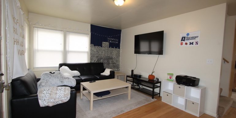 814 Sylvan Living room