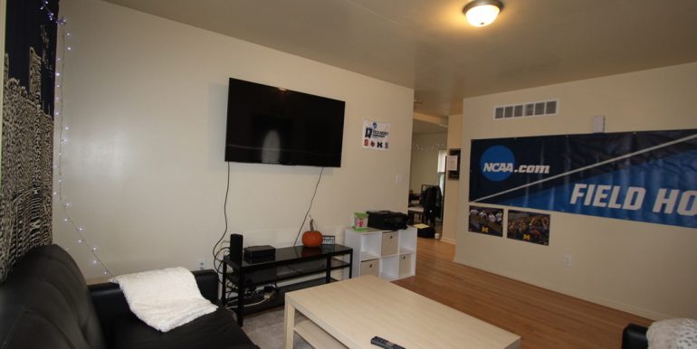 814 Sylvan Living room